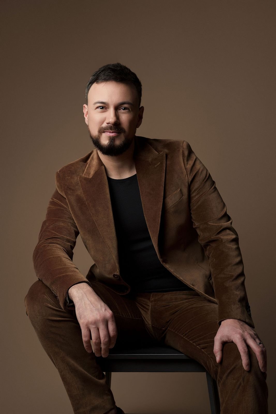 Alexandre Nocquet, souriant, en costume de velours marron