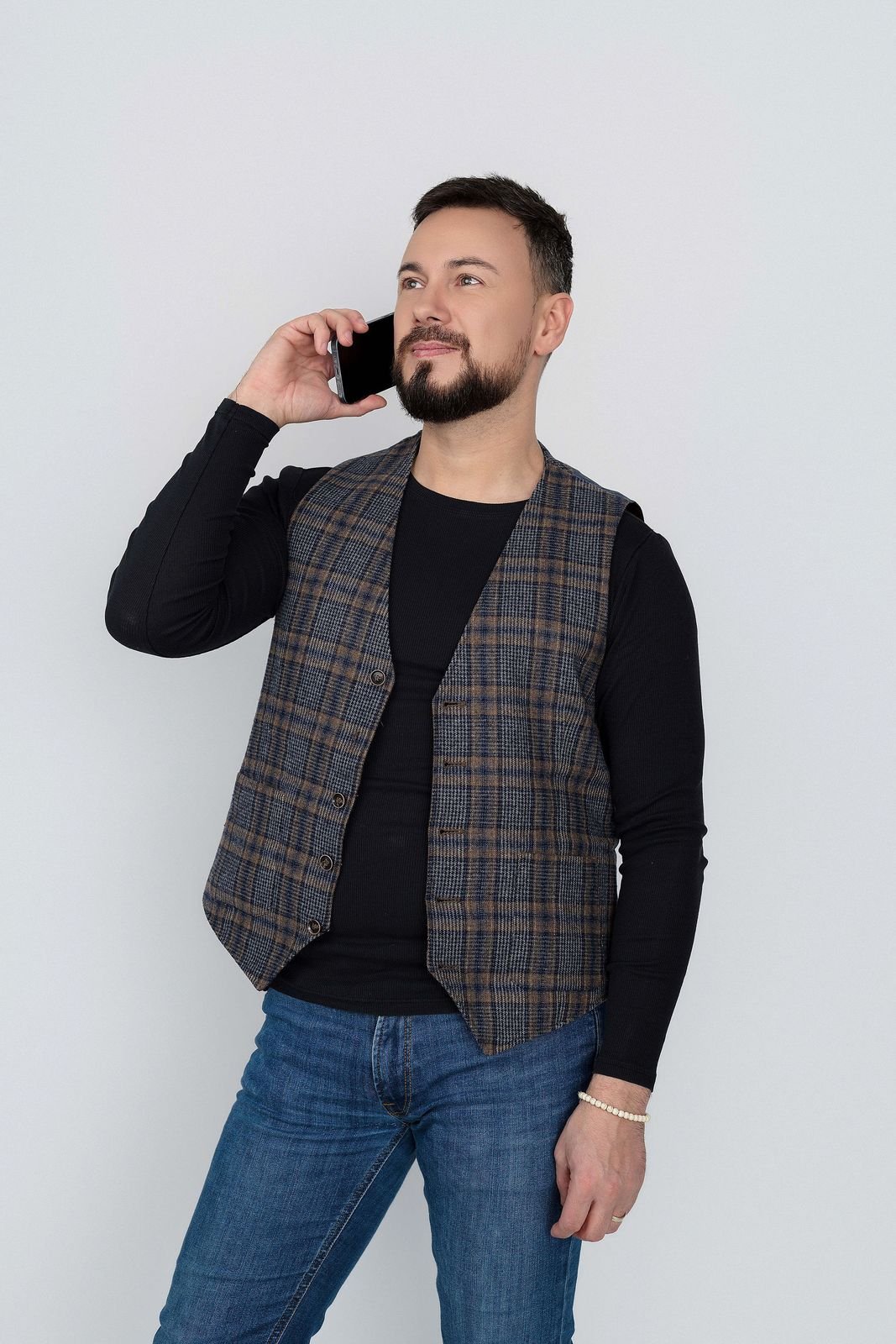 Alexandre Nocquet au téléphone, sur fond blanc