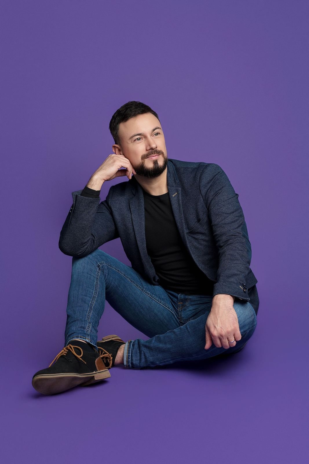 Alexandre Nocquet assis au sol sur fond violet